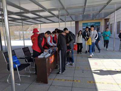 五一假期我市在高鐵高速口設立旅游志愿者服務站，暖心服務助力旅游體驗